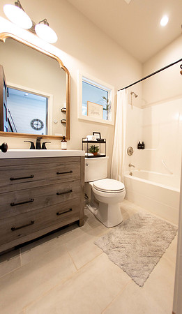 Silver_Fir_Loft_ - _Snoqualmie_Summit_7_bathroom_02_tub_shower